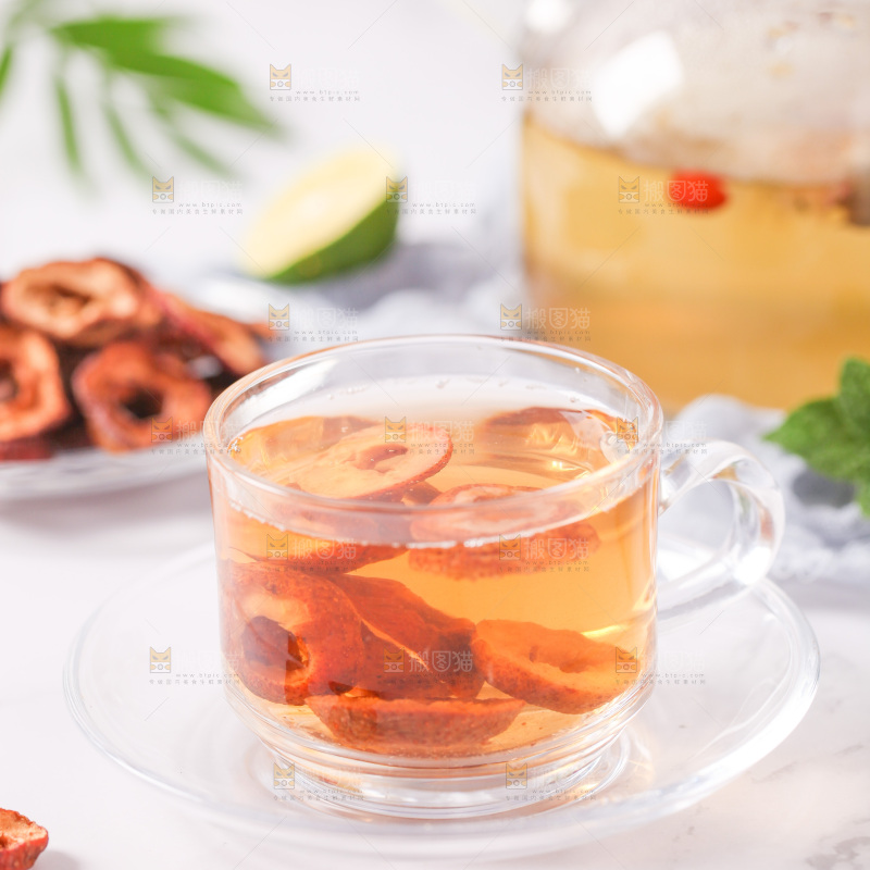 白底上放着一杯山楂茶