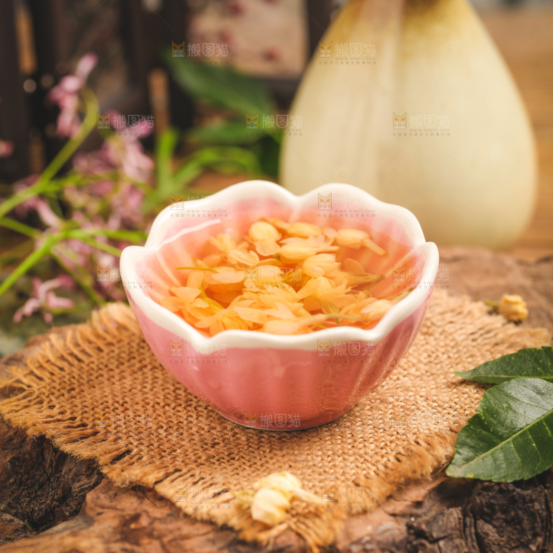 竹编上放着一盏茉莉花茶