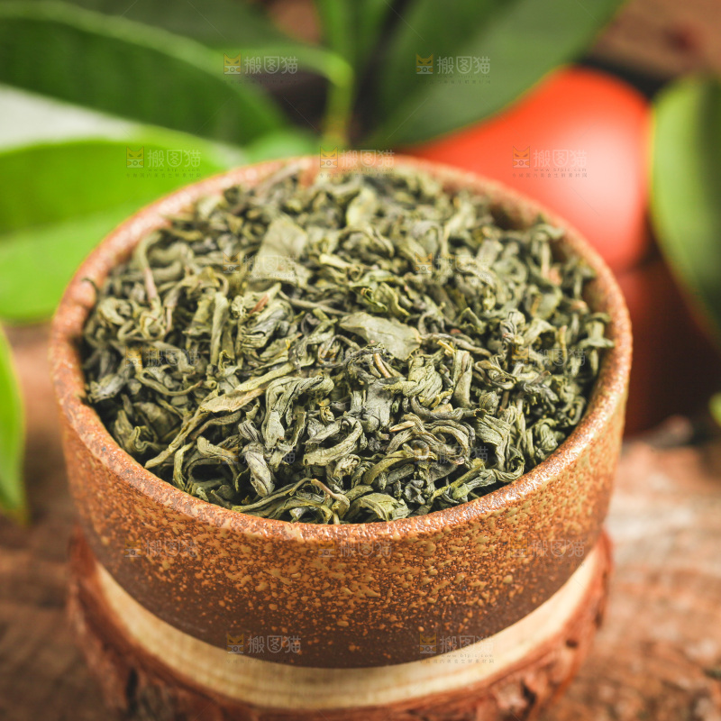 木底上放着绿茶