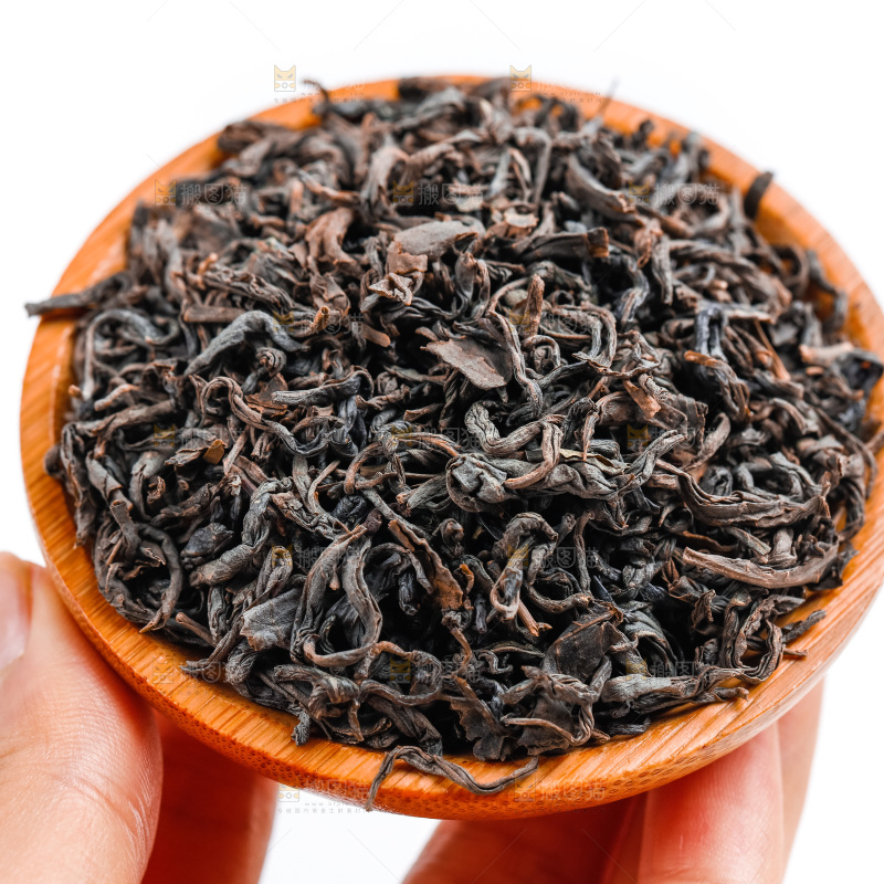 手里拿着一碟茶叶