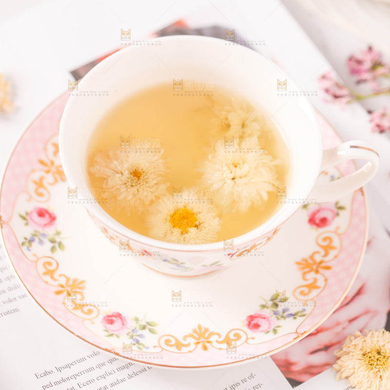 书上放着一杯杭白菊花茶