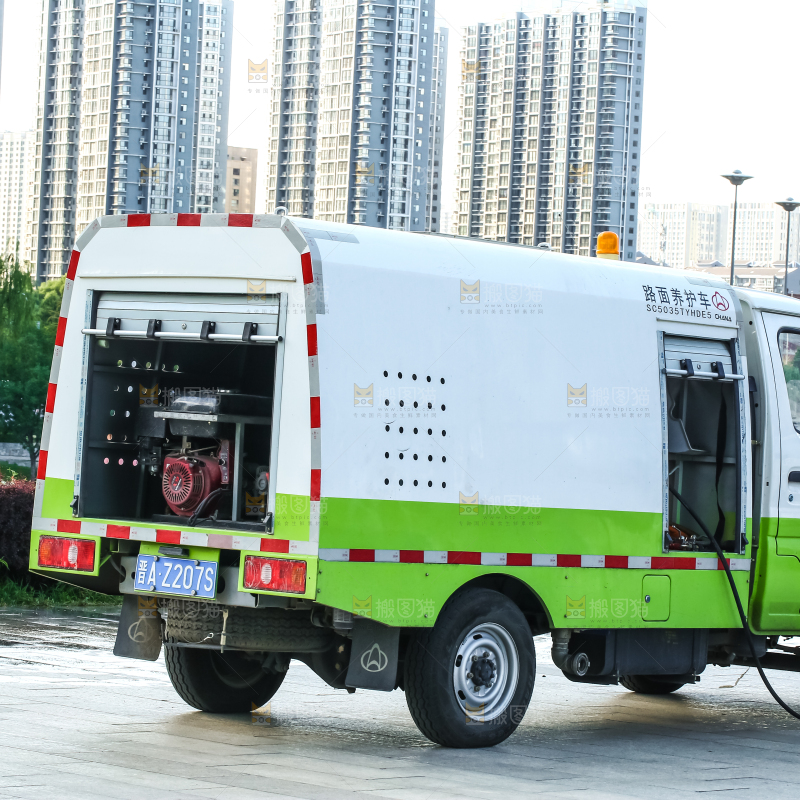 公路边停着路面养护车
