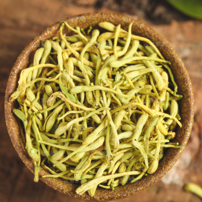 木底上放着金银花茶