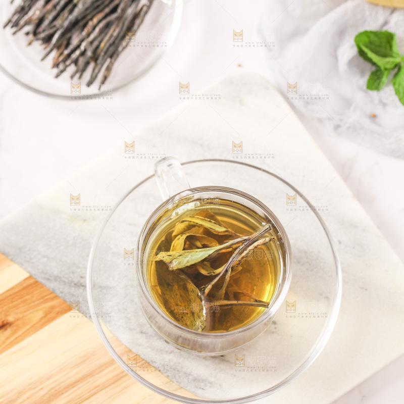 白底上放着一杯苦丁茶
