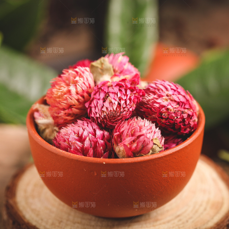 木底上放着千日红花茶
