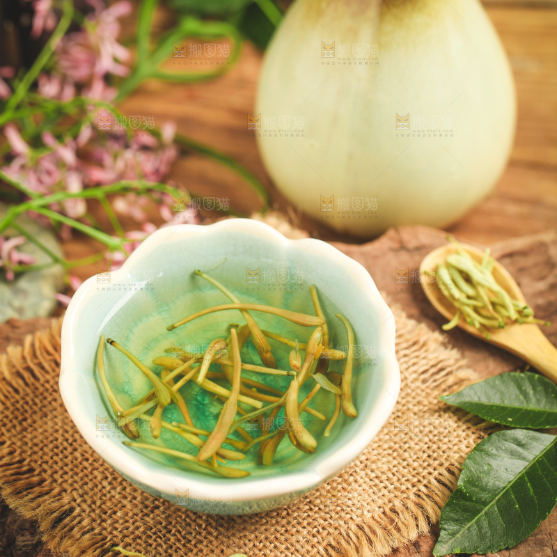 木底上放着一盏金银花茶