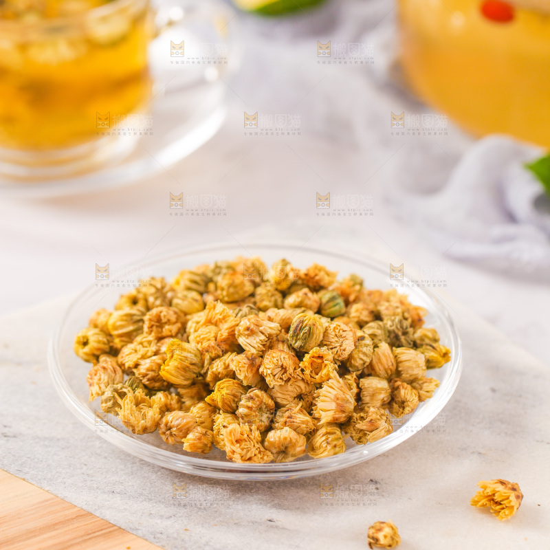 桌子上放着一盘胎菊