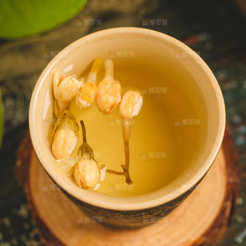 木底上放着一杯茉莉花茶