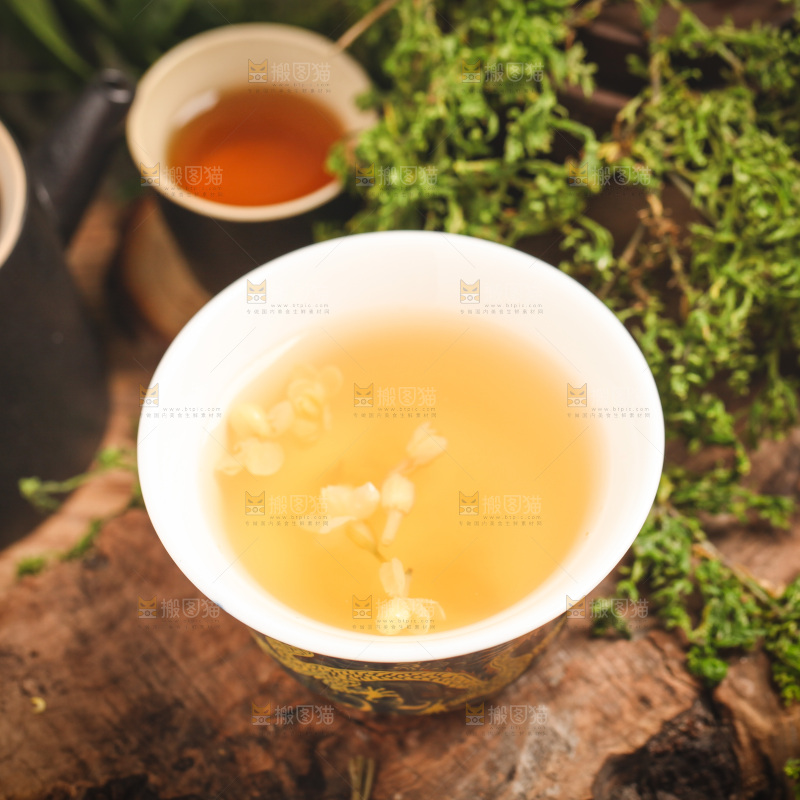 木底上放着一杯茉莉花茶