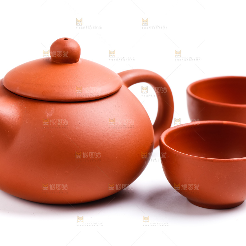 白底上放着陶瓷茶壶