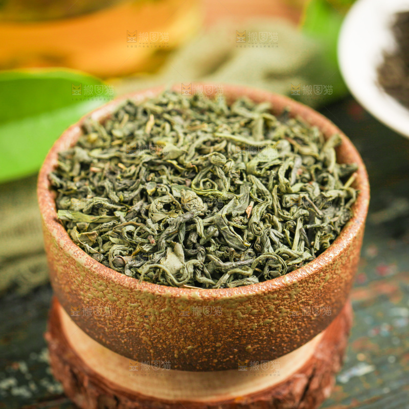 木底上放着绿茶
