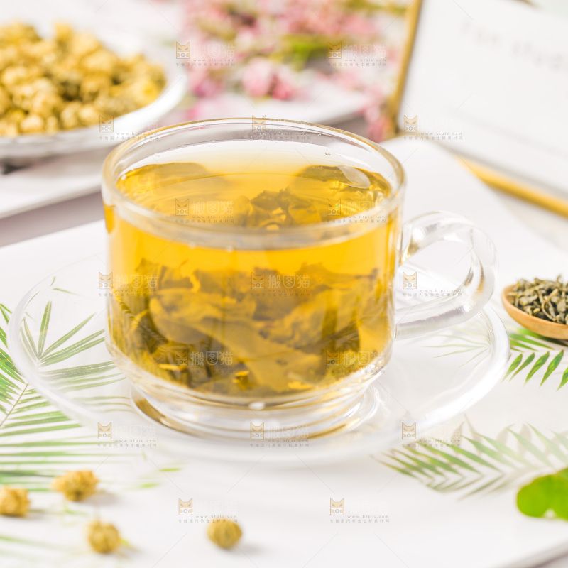 桌子上摆放着一杯绿茶