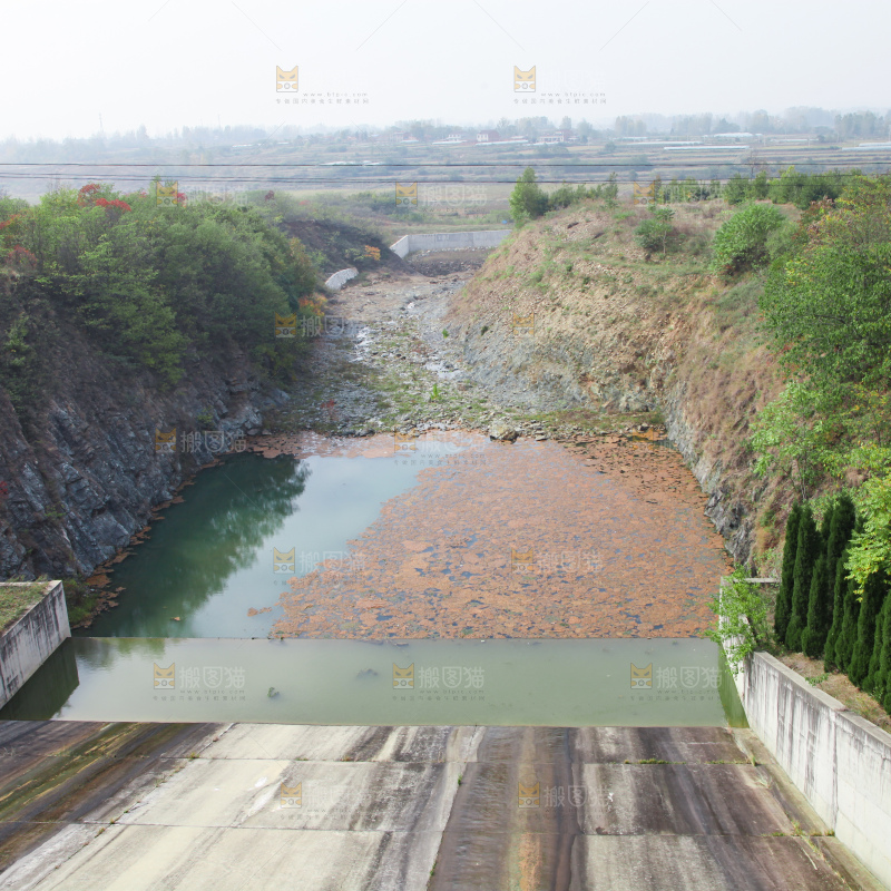 水坝下的水