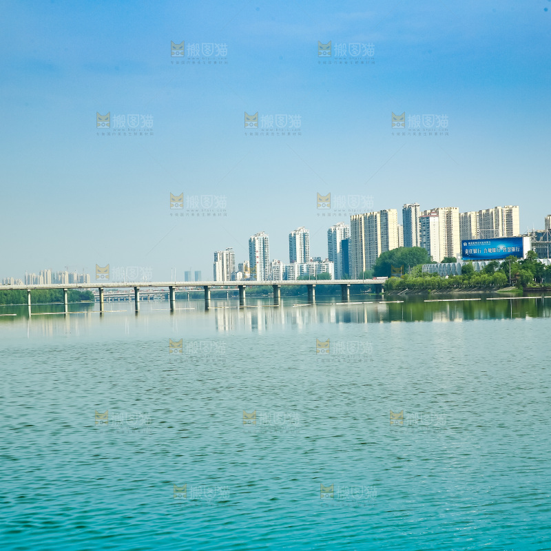 清澈的湖水