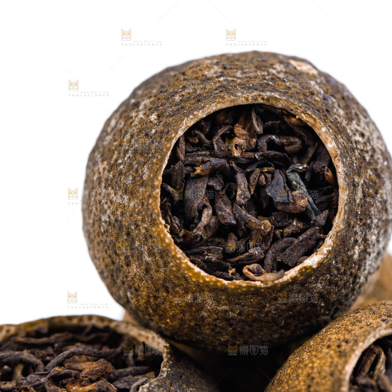白底上摆放着小青柑普洱茶