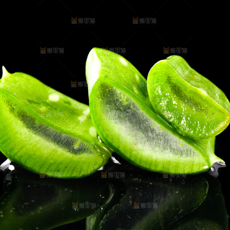 黑底上放着切开的芦荟