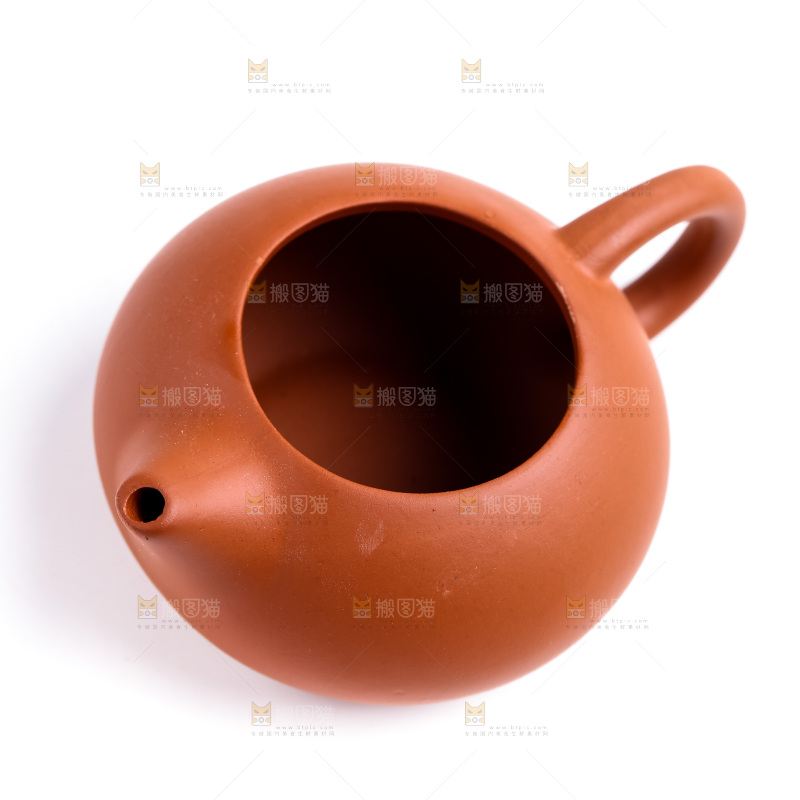 白底上放着陶瓷茶壶
