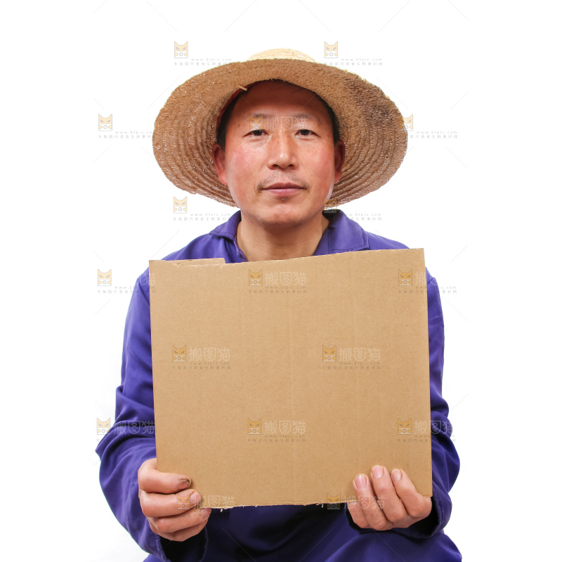 农民手里拿着一块纸板