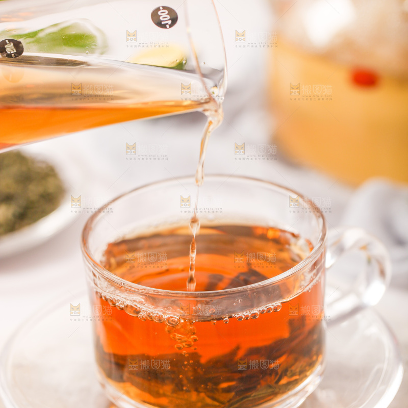 桌上放着一杯绿茶