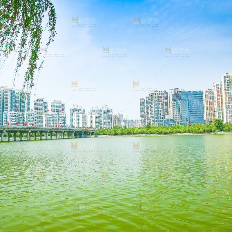 清澈的湖水