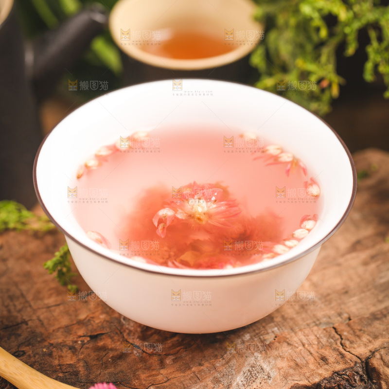 木底上的一杯千日红花茶
