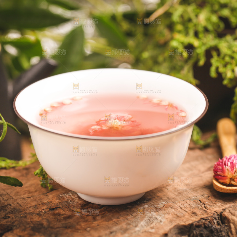 木底上的一杯千日红花茶