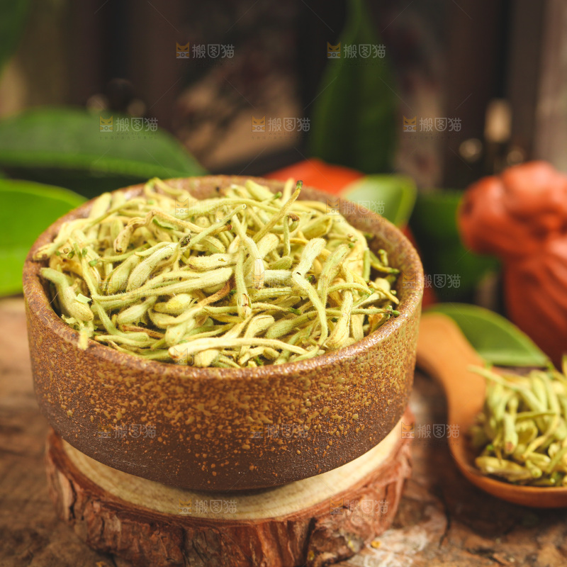 木底上放着金银花茶