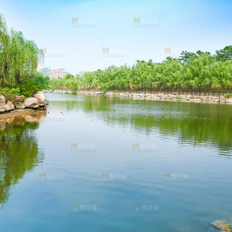 蓝天上的湖水