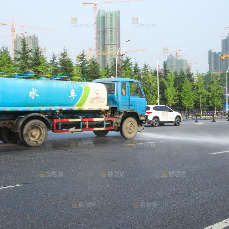 路上的洒水车