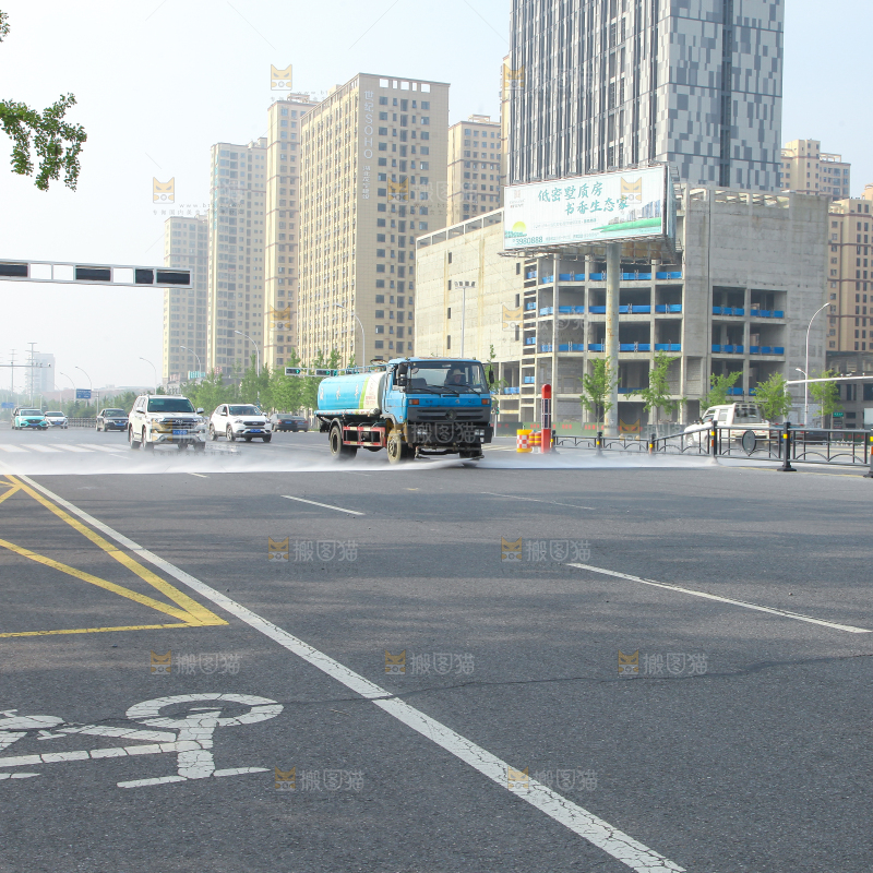 路上的洒水车