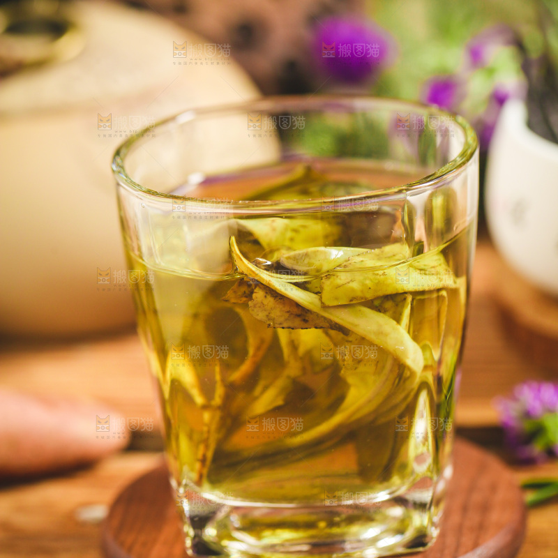 木底上放着一杯乌龙茶