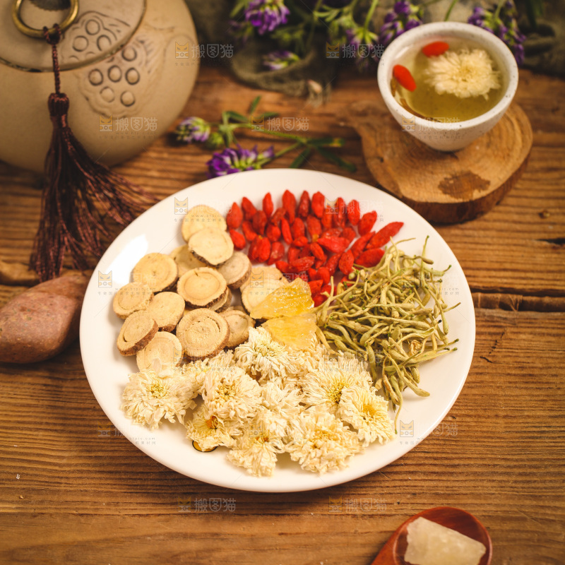 盘子里装着花茶食材