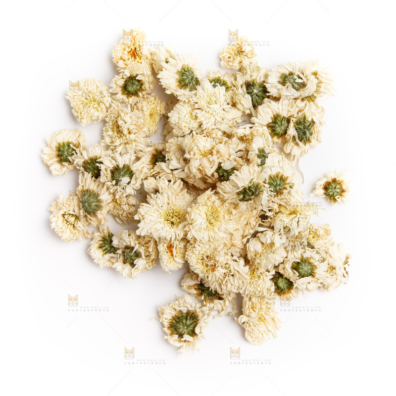 白底上摆放着白菊花茶