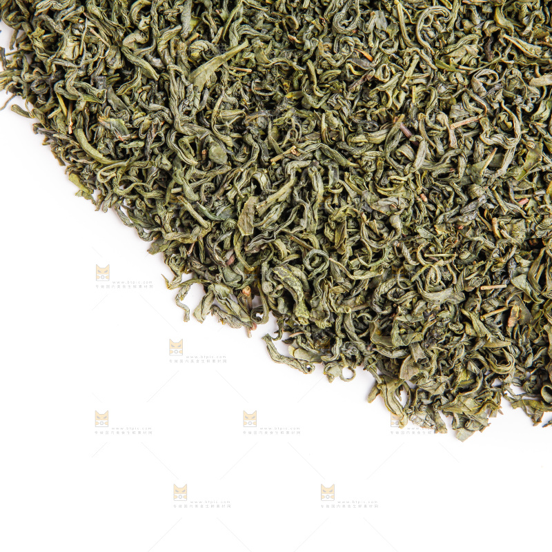 白底上摆放着绿茶