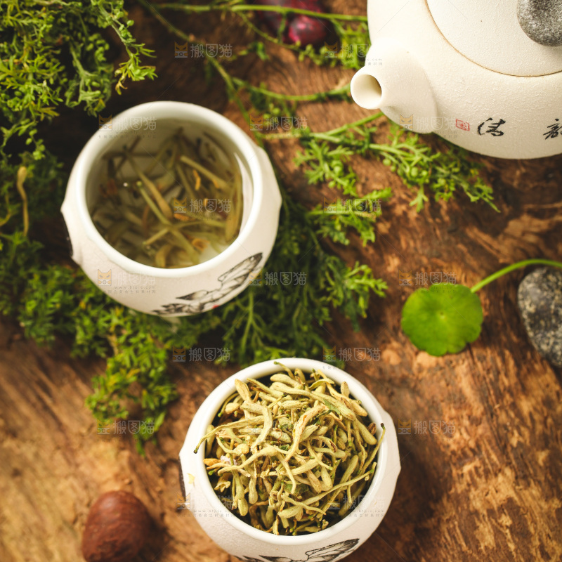 杯子里装着金银花
