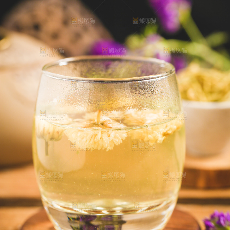木底上放着一杯白菊花茶