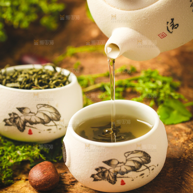 木底上放着一杯毛尖茶