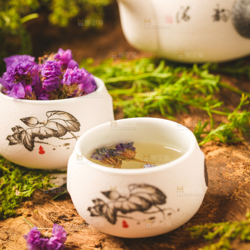 木底上放着一杯勿忘我花茶