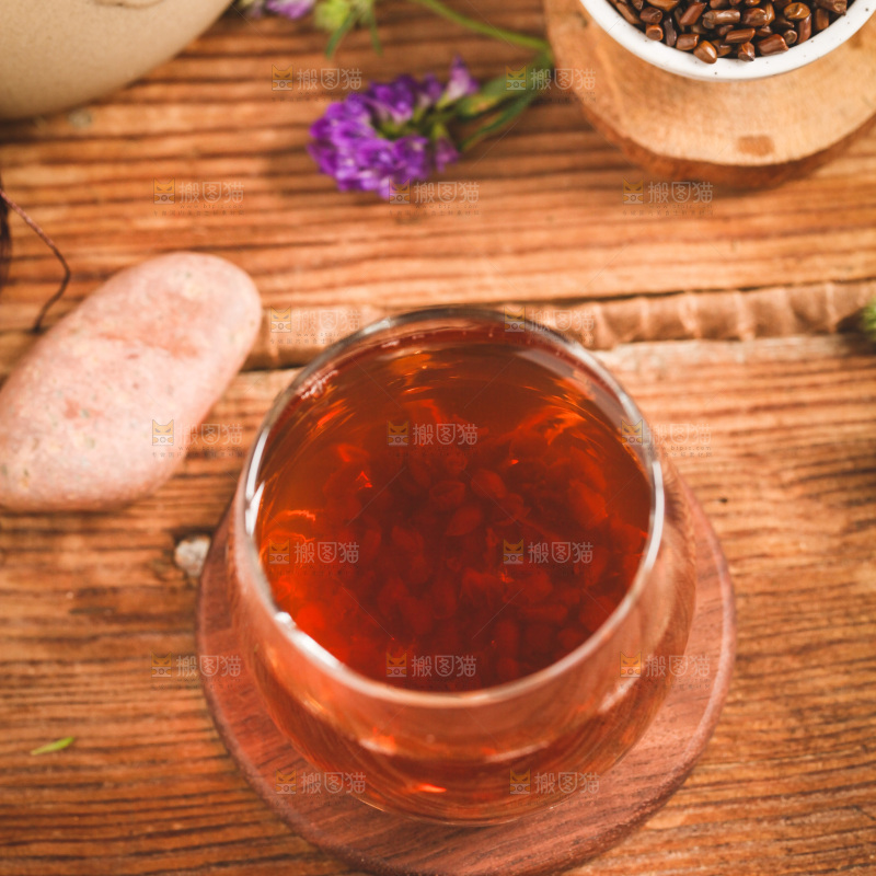 木底上放着一杯决明子茶