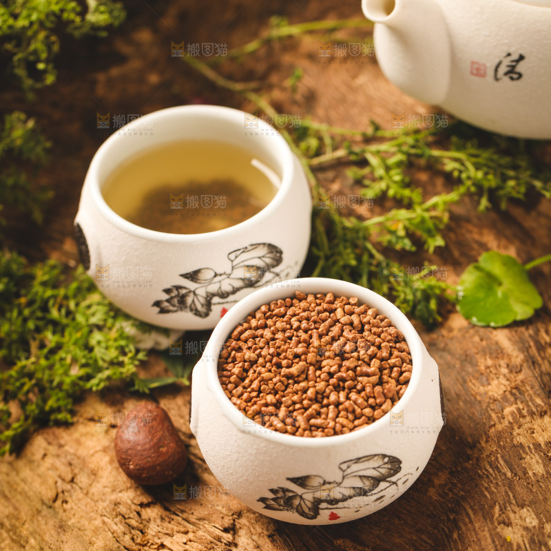 杯子里装着苦荞
