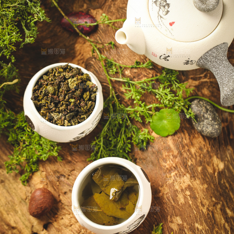 木底上放着一杯乌龙茶
