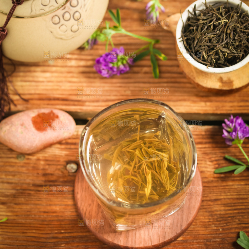 木底上放着上一杯毛尖茶
