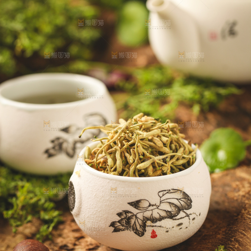 杯子里装着金银花