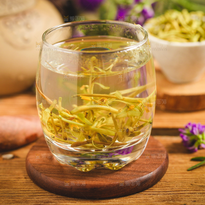 木底上放着一杯金银花茶