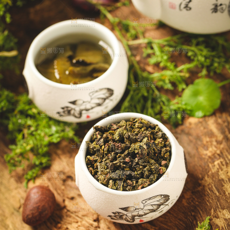 杯子里装着乌龙茶茶叶