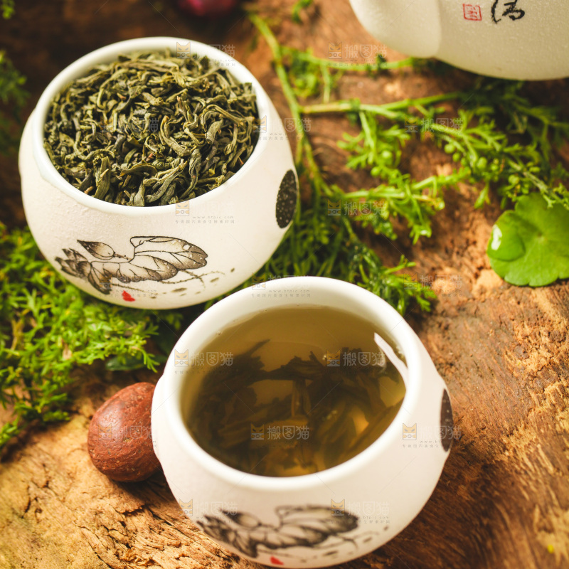 木底上放着一杯绿茶