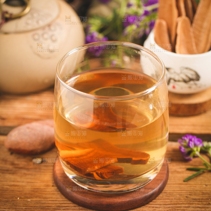 杯子里装着灵芝片泡茶