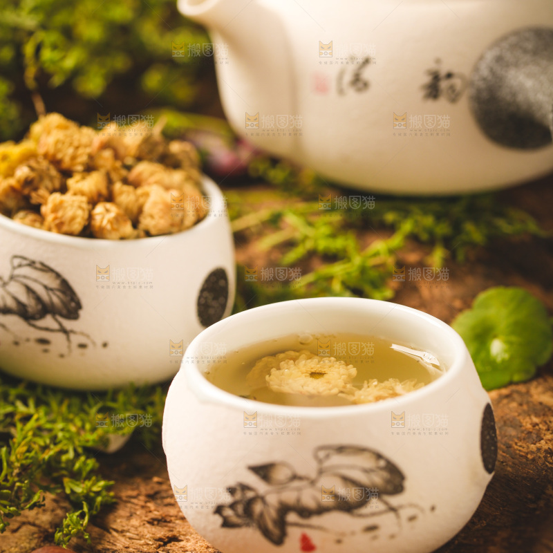 深底上放着一杯白菊花茶