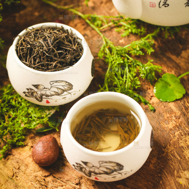 木底上放着一杯毛尖茶