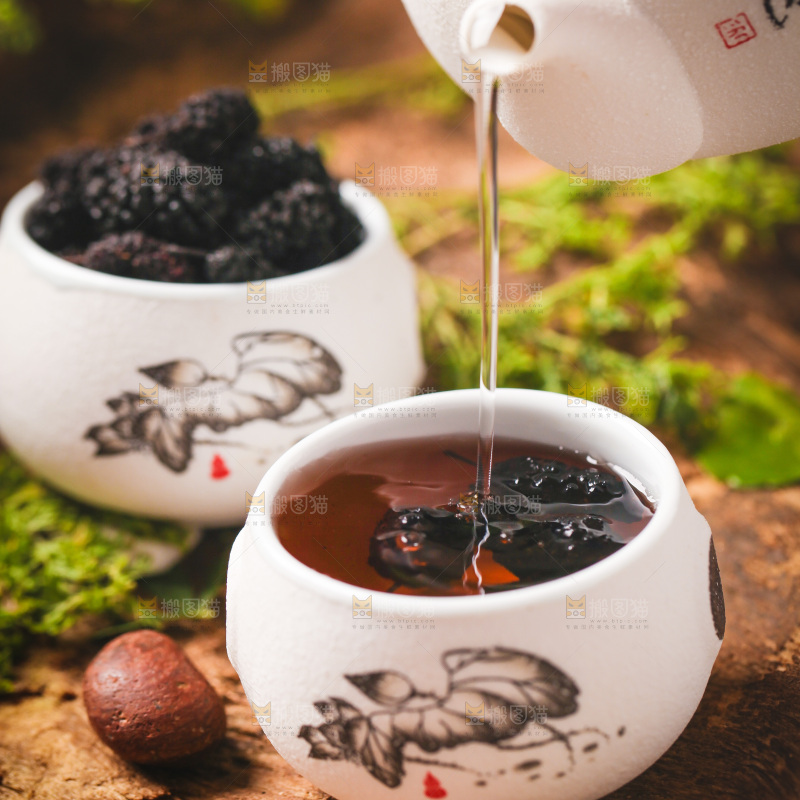 木底上放着一杯桑葚干泡水